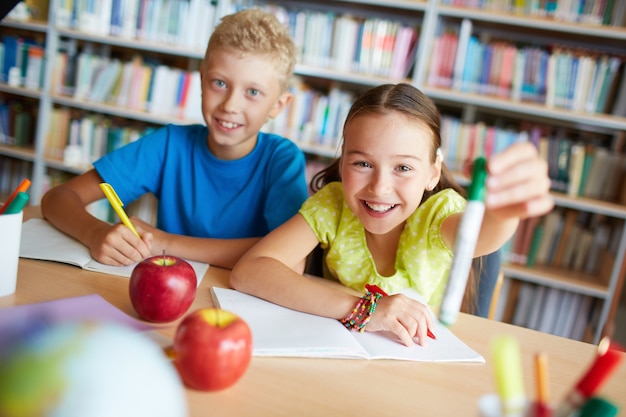 Compagni di classe che condividono risate