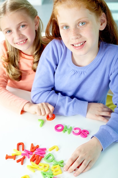 Compagni di classe che giocano con le lettere colorate