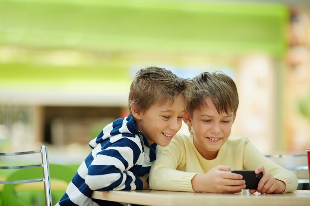 Compagni di classe che giocano con uno smartphone