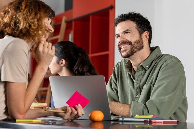 Compagni di classe che imparano e sorridono durante la sessione di studio