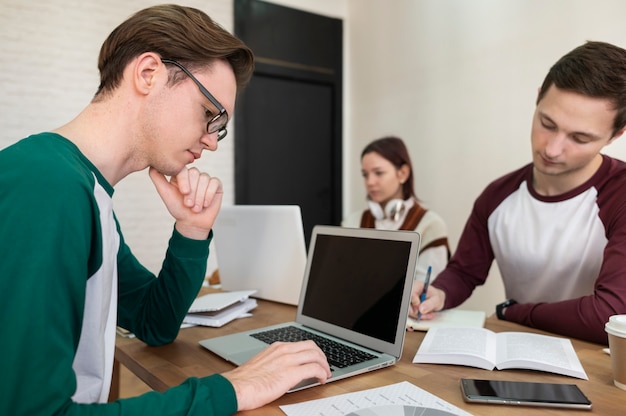 Compagni di classe che imparano insieme in una sessione di studio di gruppo