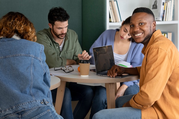 Compagni di classe che leggono e imparano da appunti e laptop