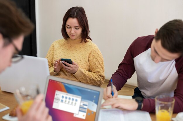 Compagni di classe che pranzano insieme durante lo studio di gruppo