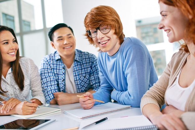 Compagni di classe che ridono e di lavoro