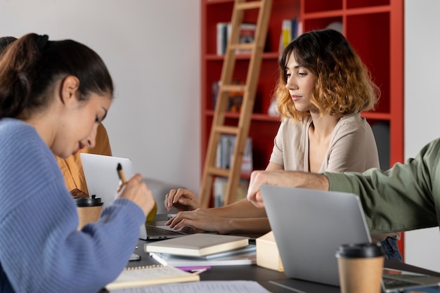 Compagni di classe che scrivono e imparano durante la sessione di studio