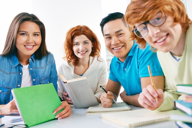 Compagni di classe che studiano per l&#39;esame