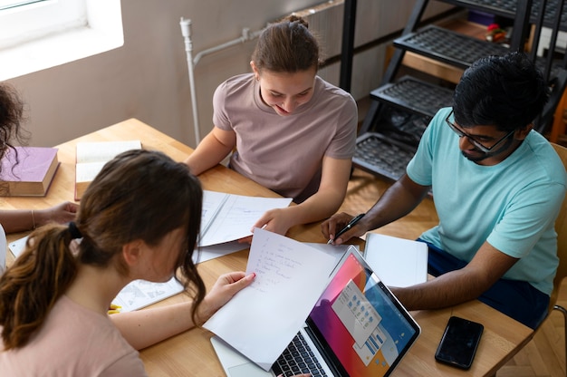 Compagni di college che studiano insieme