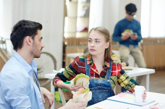 Compagni di gruppo a pranzo