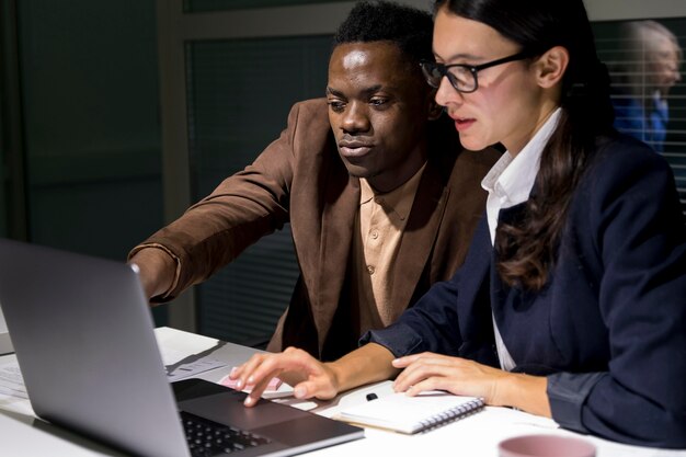 Compagni di squadra di lavoro che lavorano fino a tardi