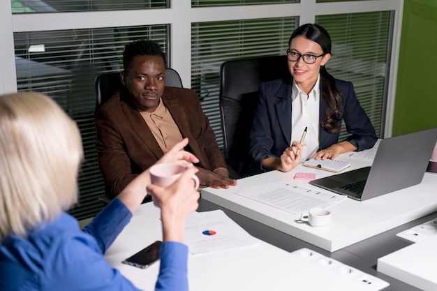 Compagni di squadra di lavoro che lavorano fino a tardi