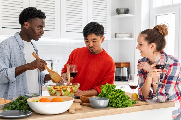 Compagni di stanza di tiro medio con il cibo