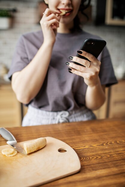 Compagno di stanza che cucina in cucina