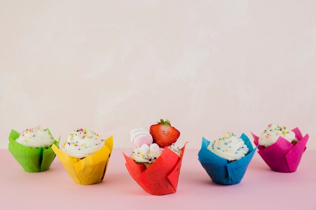 Compleanno cupcakes e copyspace in cima