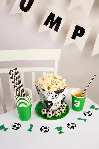 Compleanno di calcio con drink e popcorn