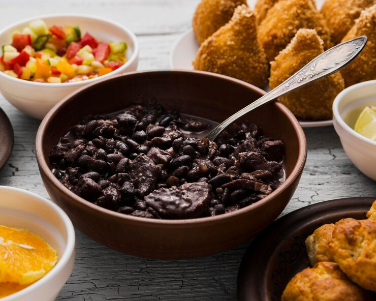 Foto gratuito composizione ad alto angolo con delizioso cibo brasiliano