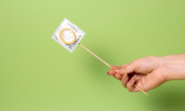 Composizione astratta di salute sessuale con preservativo