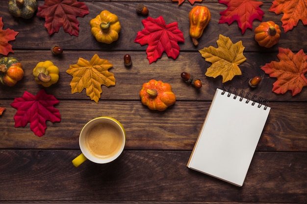 Composizione autunnale con blocco note e caffè