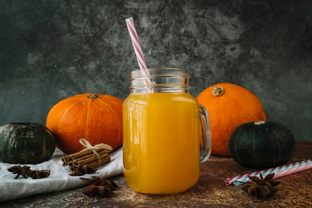 Composizione autunnale con drink di zucca e anice stellato