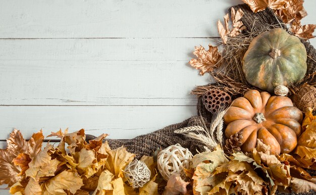 Composizione autunnale con elementi decorativi e zucche