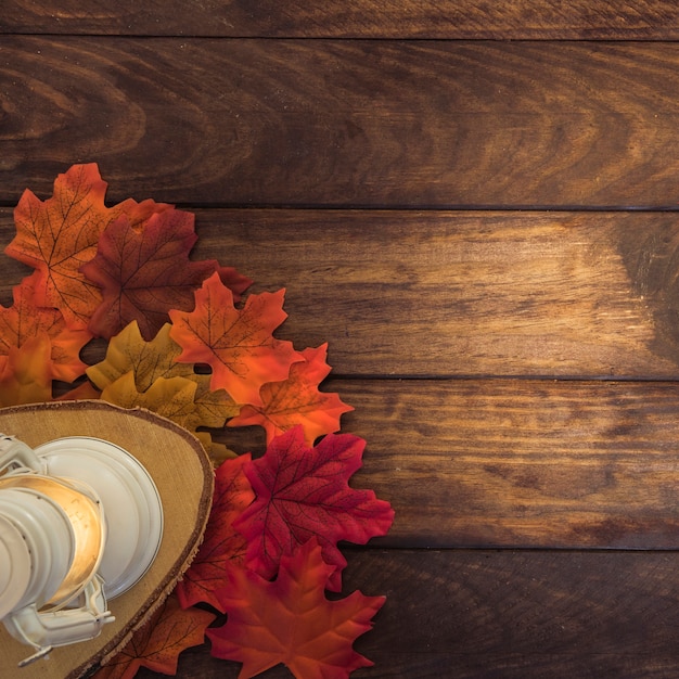 Composizione autunnale con foglie e lanterna