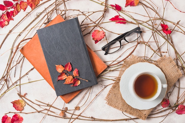 Composizione autunnale piatto con caffè e quaderni