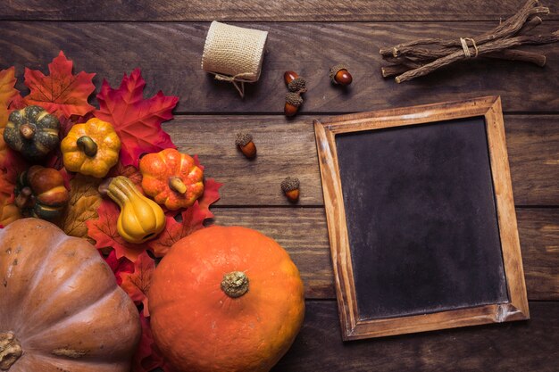 Composizione autunnale vibrante con cornice di lavagna