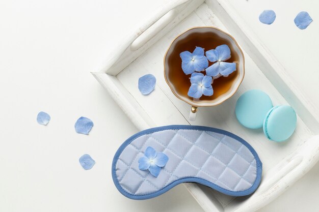 Composizione Blue Monday con tazza di tè