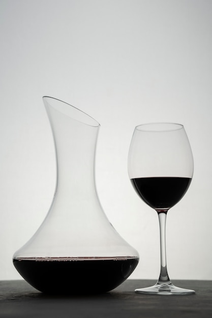 Composizione caraffa e bicchiere di vino