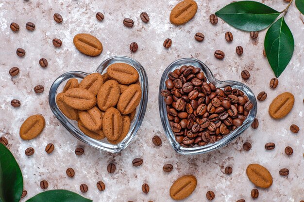 Composizione con chicchi di caffè tostati e biscotti a forma di chicco di caffè