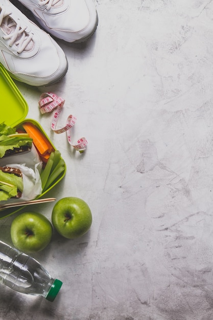 Composizione con cibo sano e misura di nastro