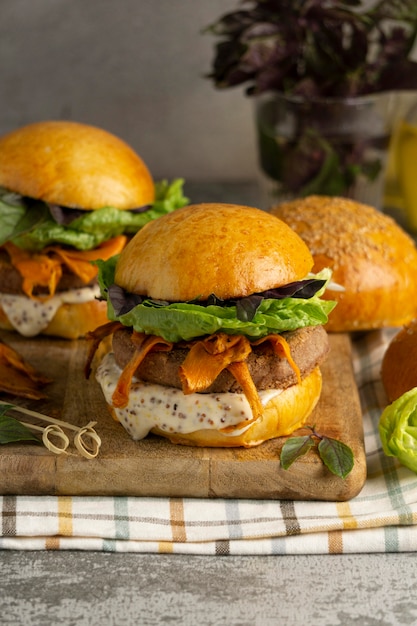 Composizione con delizioso hamburger vegano