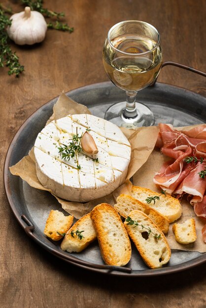 Composizione con delizioso pasto di cibo locale