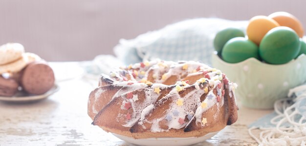 Composizione con la torta e le uova dolci di Pasqua