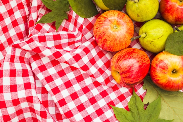 Composizione con mele e pere sul tessile