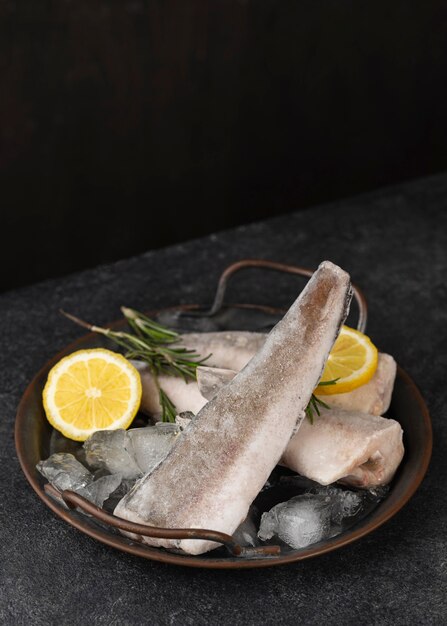 Composizione con pesce congelato sul tavolo