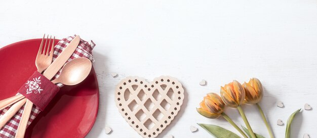 Composizione con piatto e posate per una romantica cena di San Valentino. Concetto di incontri.