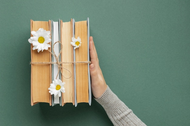 Composizione creativa con libri e fiori