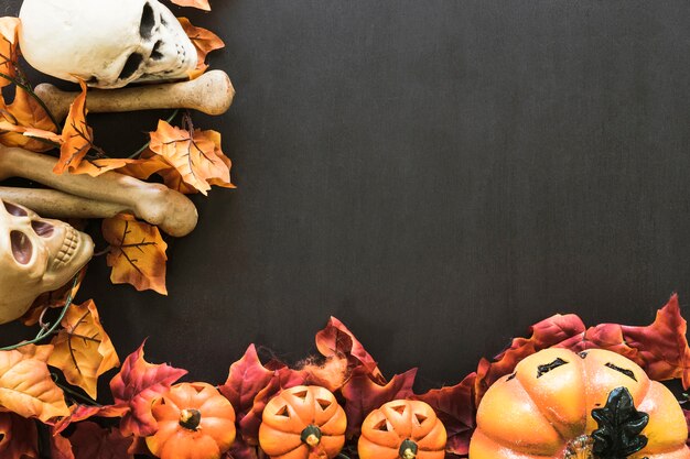 Composizione decorativa per halloween con spazio e teschi