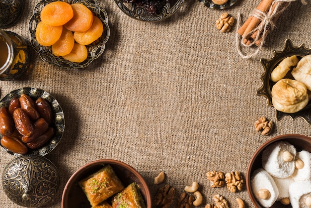 Composizione degli alimenti per il Ramadan con copyspace in mezzo