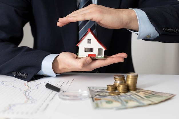 Composizione degli elementi degli investimenti in case in vista anteriore