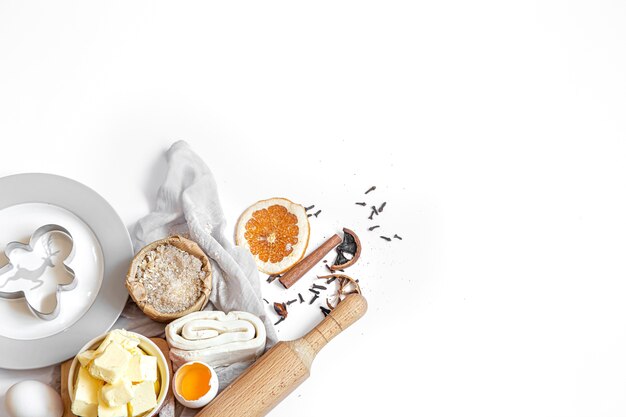 Composizione degli ingredienti per la preparazione di festivi Capodanno e biscotti di Natale vista dall'alto.