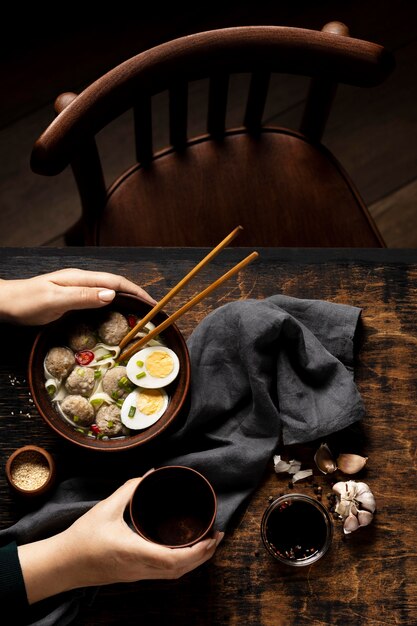Composizione del delizioso bakso indonesiano
