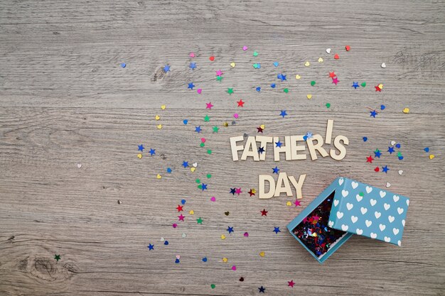 Composizione del giorno del padre con confetti e confezione regalo