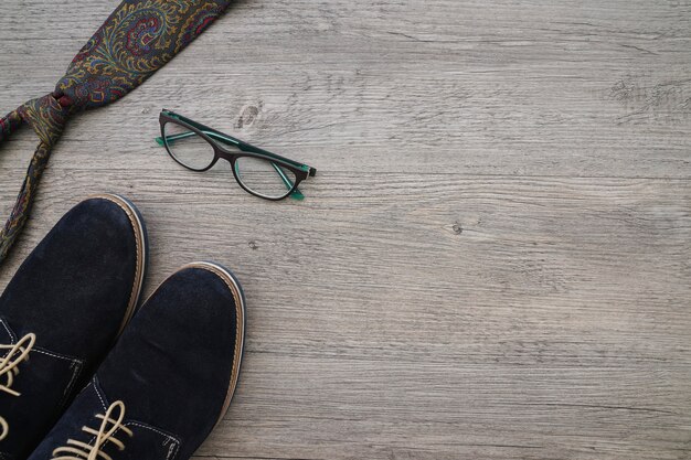 Composizione del giorno del padre con scarpe, cravatte e occhiali