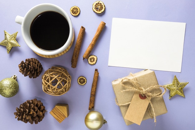 Composizione del nuovo anno con caffè e carta