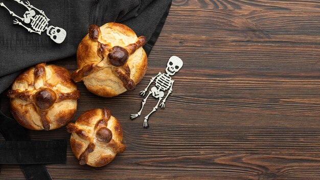 Composizione del pane tradizionale dei morti con copia spazio