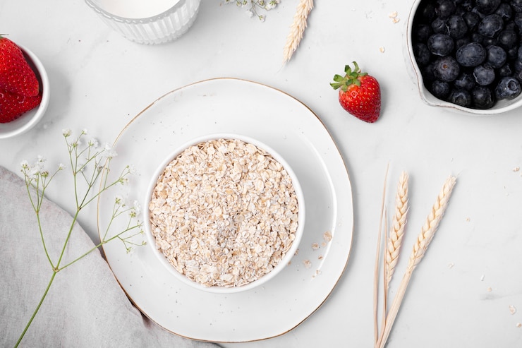 Foto gratuito composizione del tavolo bianco con delizioso cibo sano