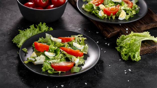 Composizione deliziosa nell'insalata fresca dell'angolo alto