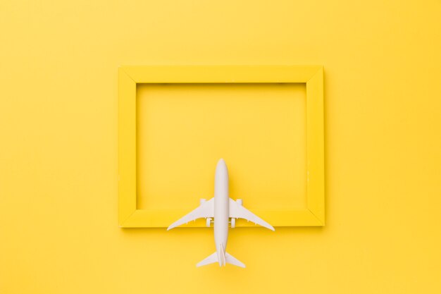 Composizione dell&#39;aereo giocattolo sulla cornice gialla