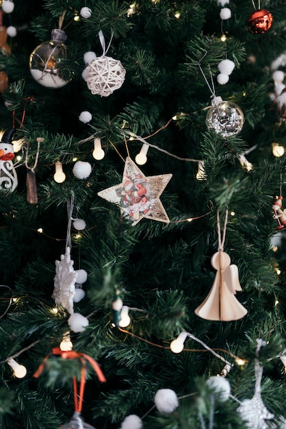 Composizione dell'albero di Natale con ornamenti